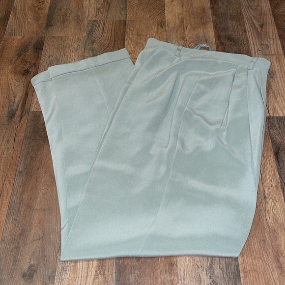 Silk Business Suit.  100% Silk!!!  Vintage.  Cuffed legs.  Pleated pant front. - Picture 11 of 14